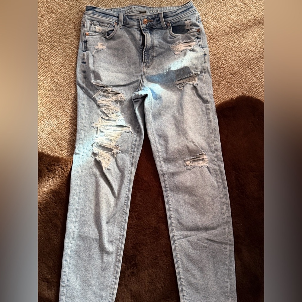 American Eagle  Ripped Light Wash Mom Jean Size 6
